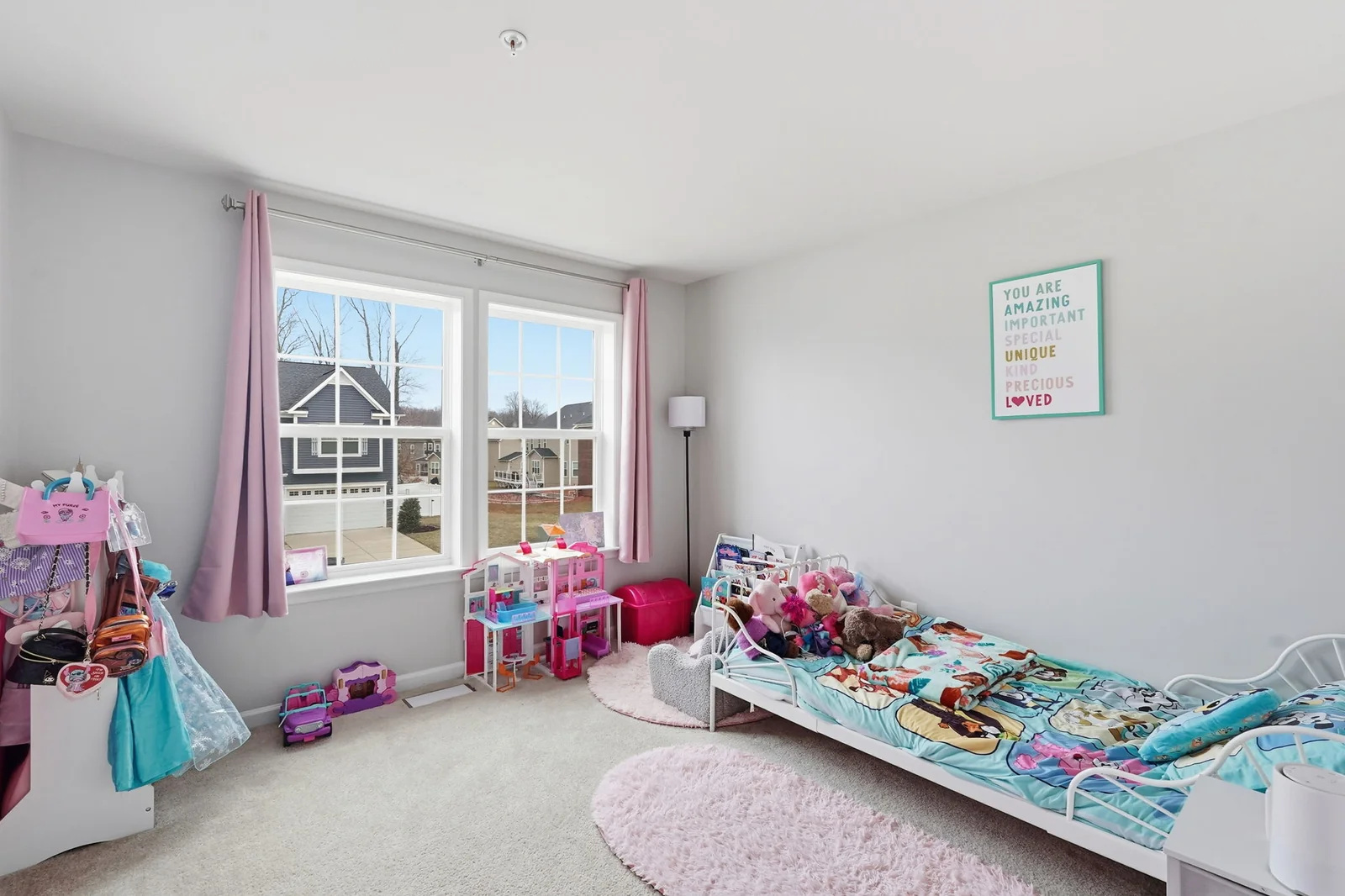 Snapflys AI bright, clean kid's bedroom HDR